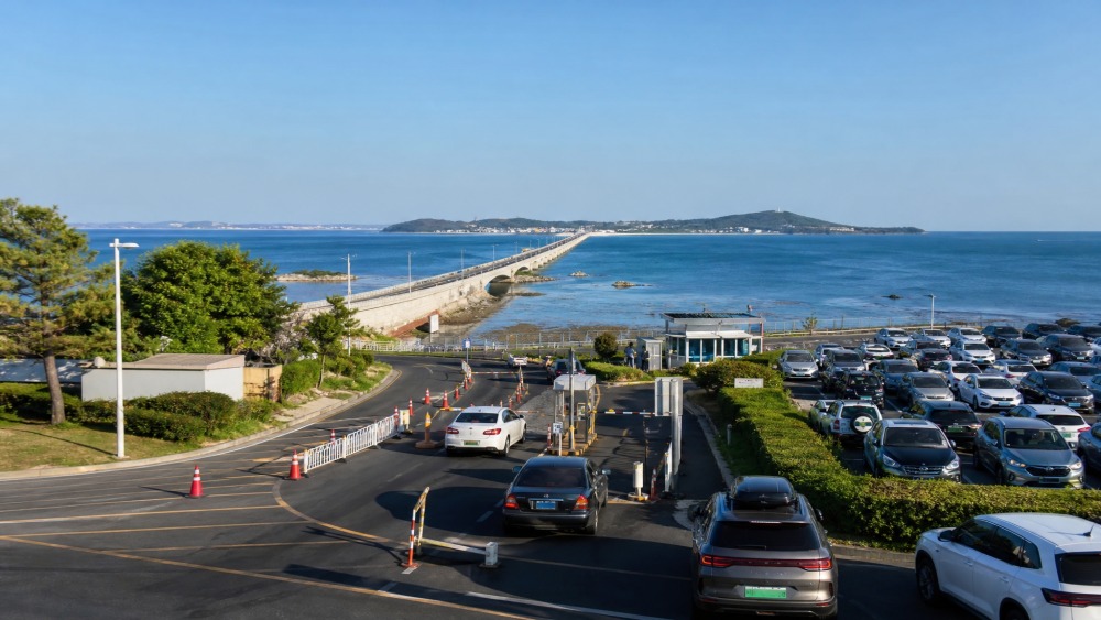 西山湾斜拉桥旁的海上落日