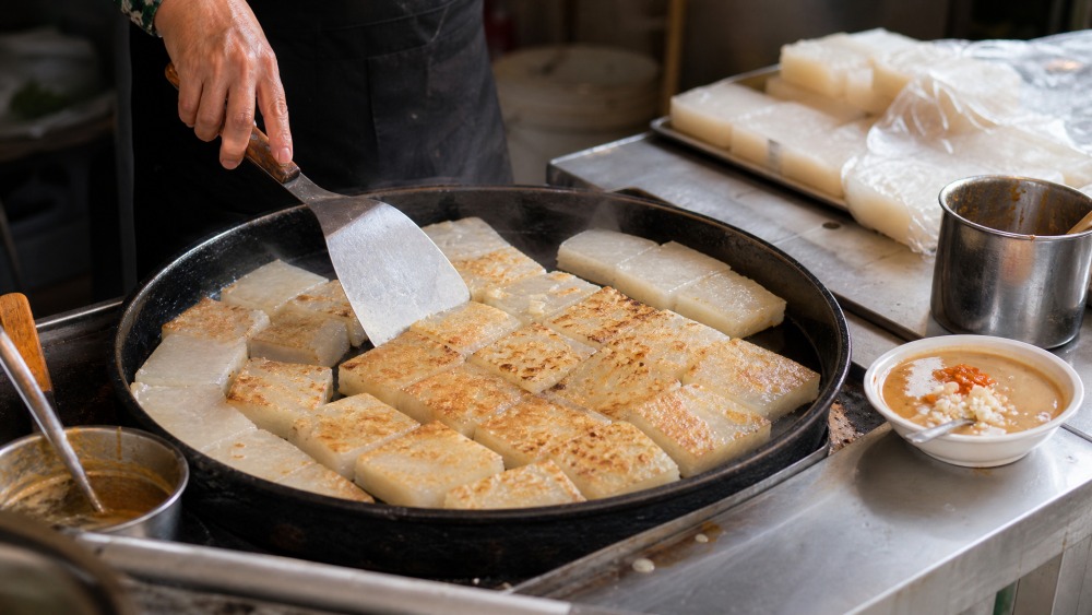 餐桌上的海鱼饺子与蘸料