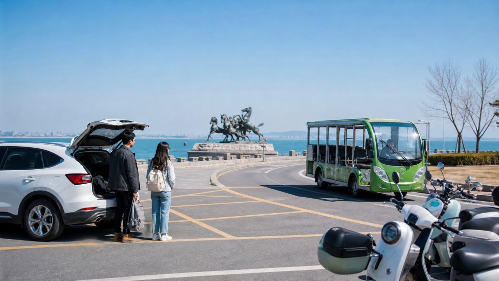 游客在退潮滩涂赶海