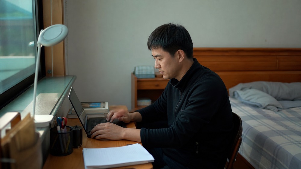 桌上摊开的防疫文件和电话