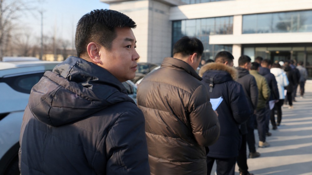 李先生排在队伍中段