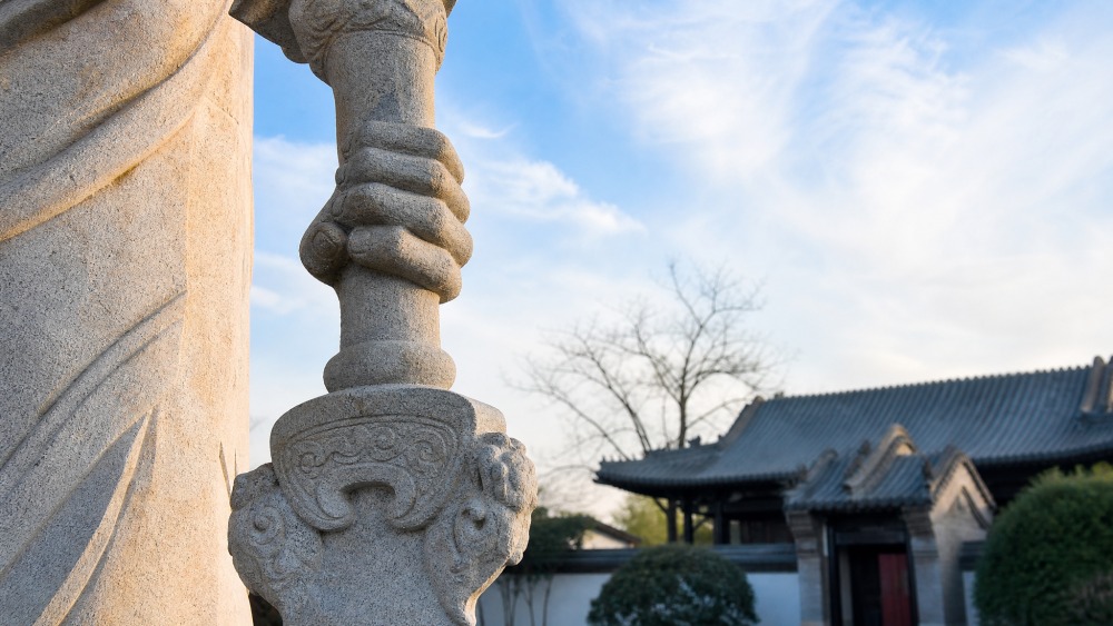 师生在戚继光故里展厅驻足观展