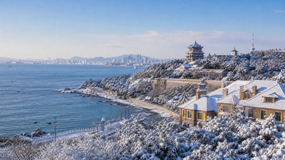 从烟台山开启冬日漫游烟台的冬天有点特别，城市临海，雪落在山上、老