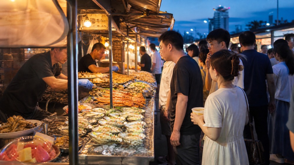 芝罘区夜宵桌上的海蜇汤和烤海蛎子