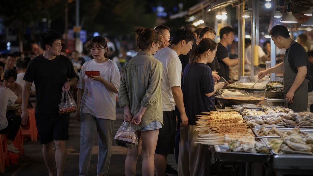 铁板上煎至金黄的焖子