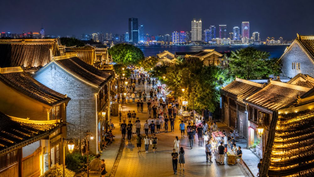 烟台夜间经济从非遗夜市起步，消费场景正向海岸延伸
