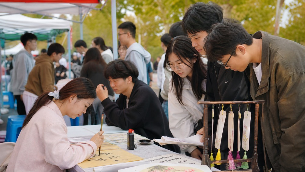 烟台找工作渠道从校园开始看，烟台理工学院和合大道迎来百团纳新