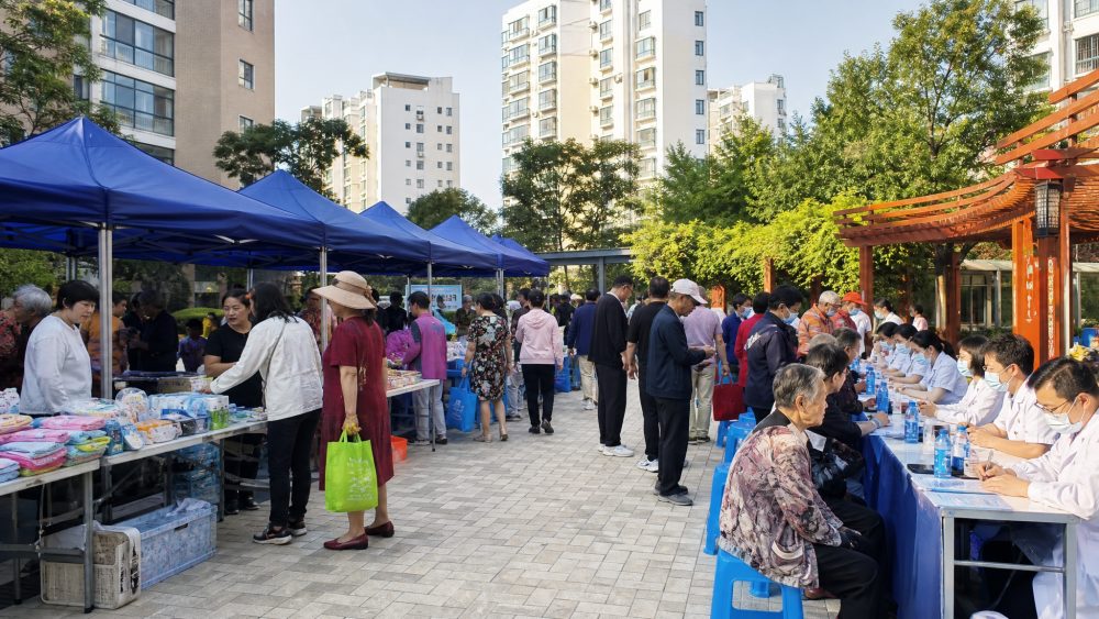 烟台海岸路社区便民集市把日常服务送到居民家门口