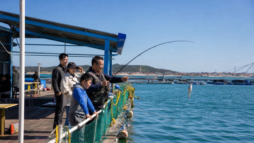 鱼竿垂入海面等待鱼获