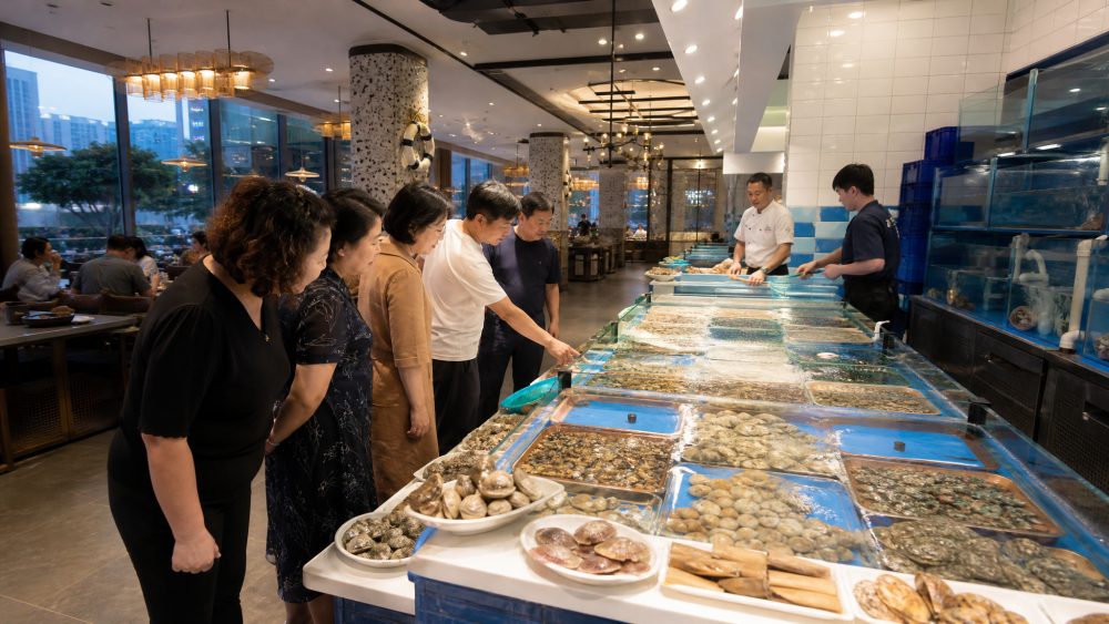烟台海鲜去哪吃?莱山凤凰湖店让老食客一吃多年