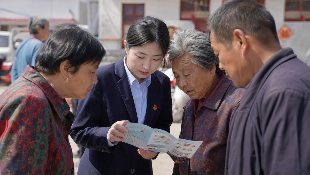 烟台莱山区丁家夼村开展乡村金融服务，反诈宣传走到村民身边