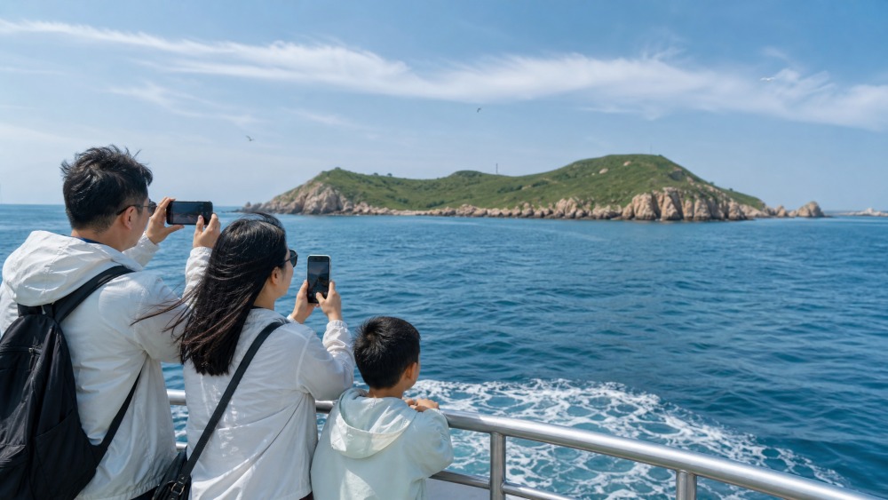 游客在长岛海边捞取海鲜