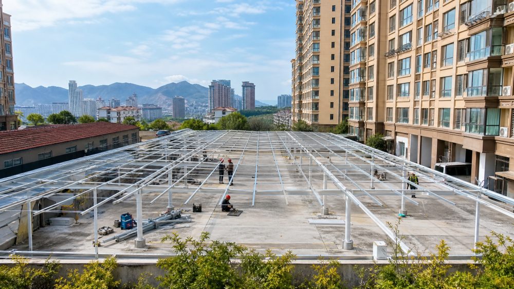 这处车棚选在裕隆庄园西区沿街商业楼后方,利用的是地下车库顶部的闲置空地