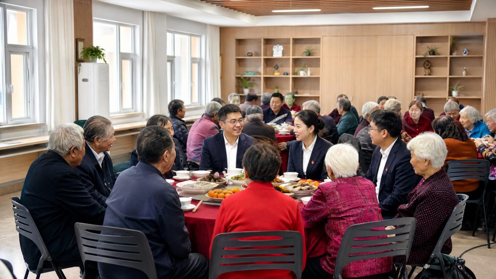 这场活动围绕“九九重阳福寿安康”展开，由芝罘区毓璜顶街道大海阳社
